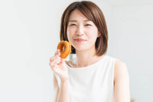 おやつを食べる
