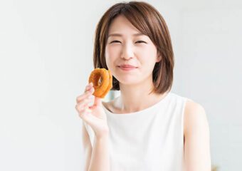 おやつを食べる